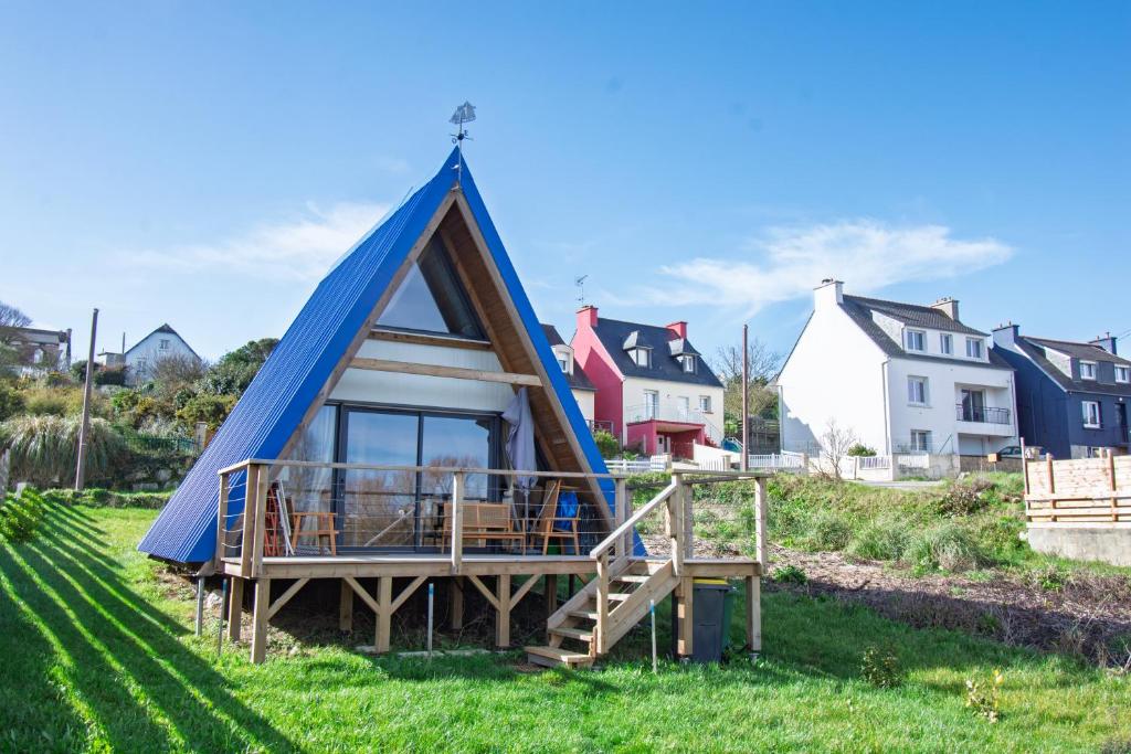 Le Tipi Bleu — maison A-frame en bois massif avec toit bleu à Camaret-sur-Mer, Bretagne