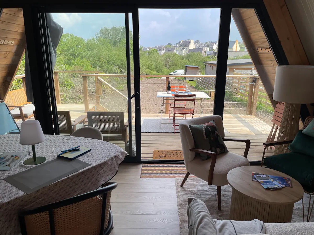 Salon du Tipi Bleu avec vue sur la terrasse et le jardin