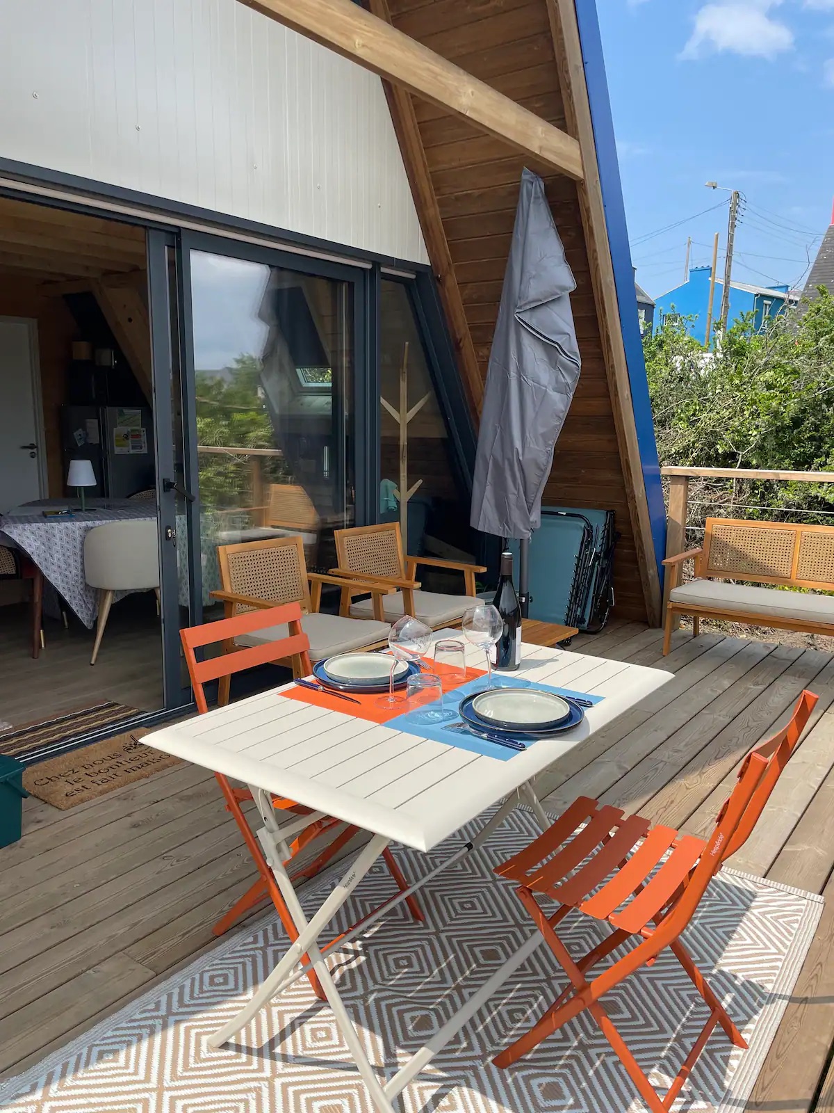 Table dressée pour 2 couverts sur la terrasse